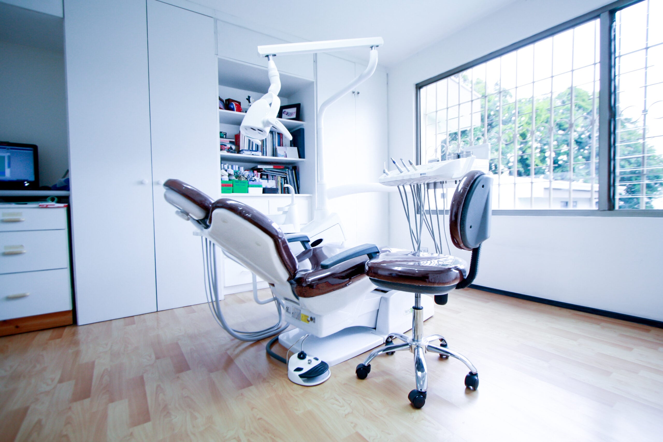The clean and advanced examination room of New Smile Dental; a handpicked clinic of DentaVacation for getting dental veneers in Costa Rica